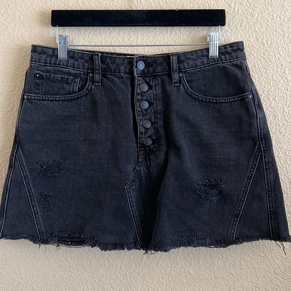 We the Free Women’s Size 31 Black Wash Distressed A Line Denim Frayed Mini Skirt - Picture 1 of 11
